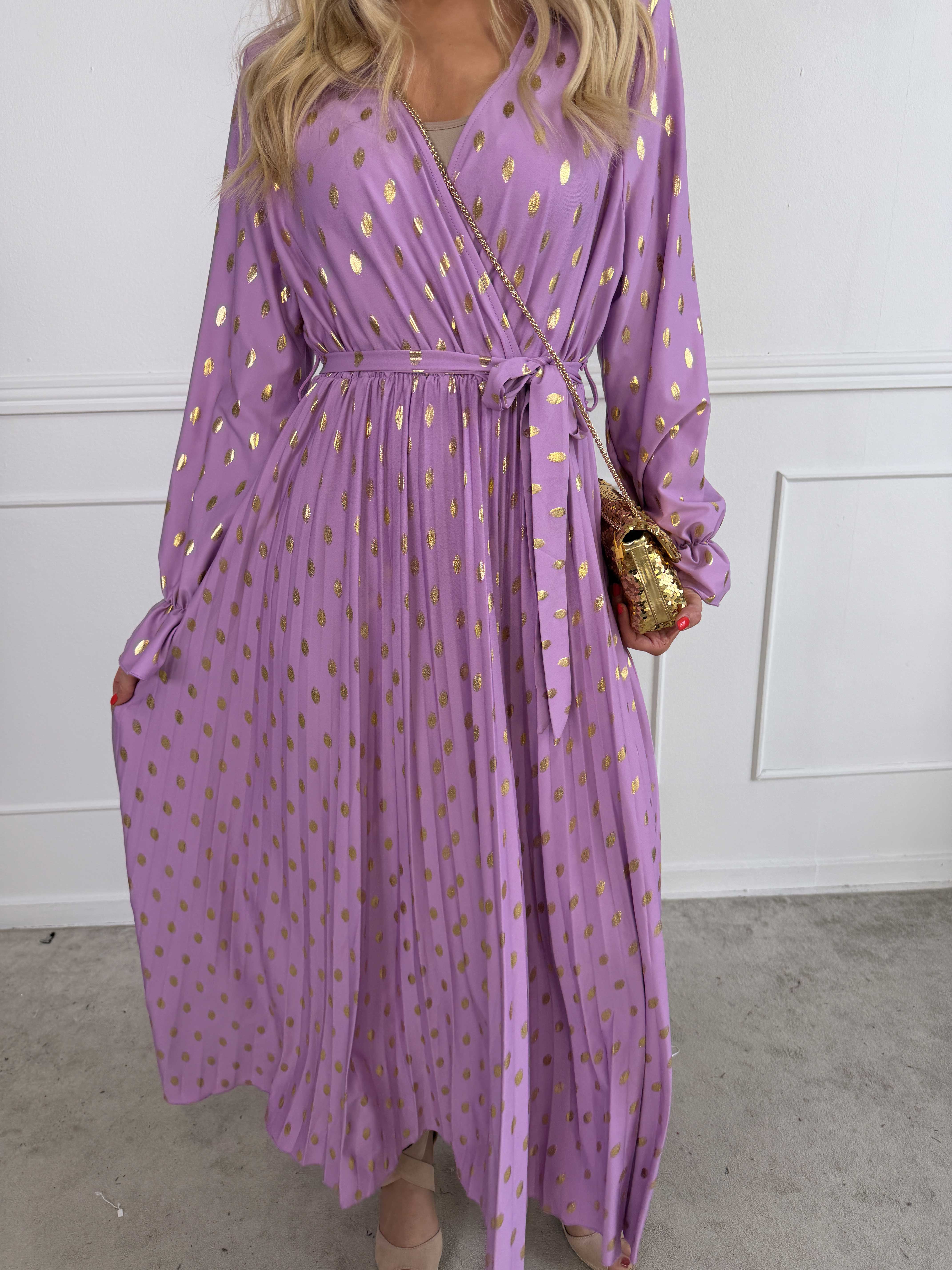 Silvija Dot - Lang elastisk kjole med guld dutter og plisseret skørt